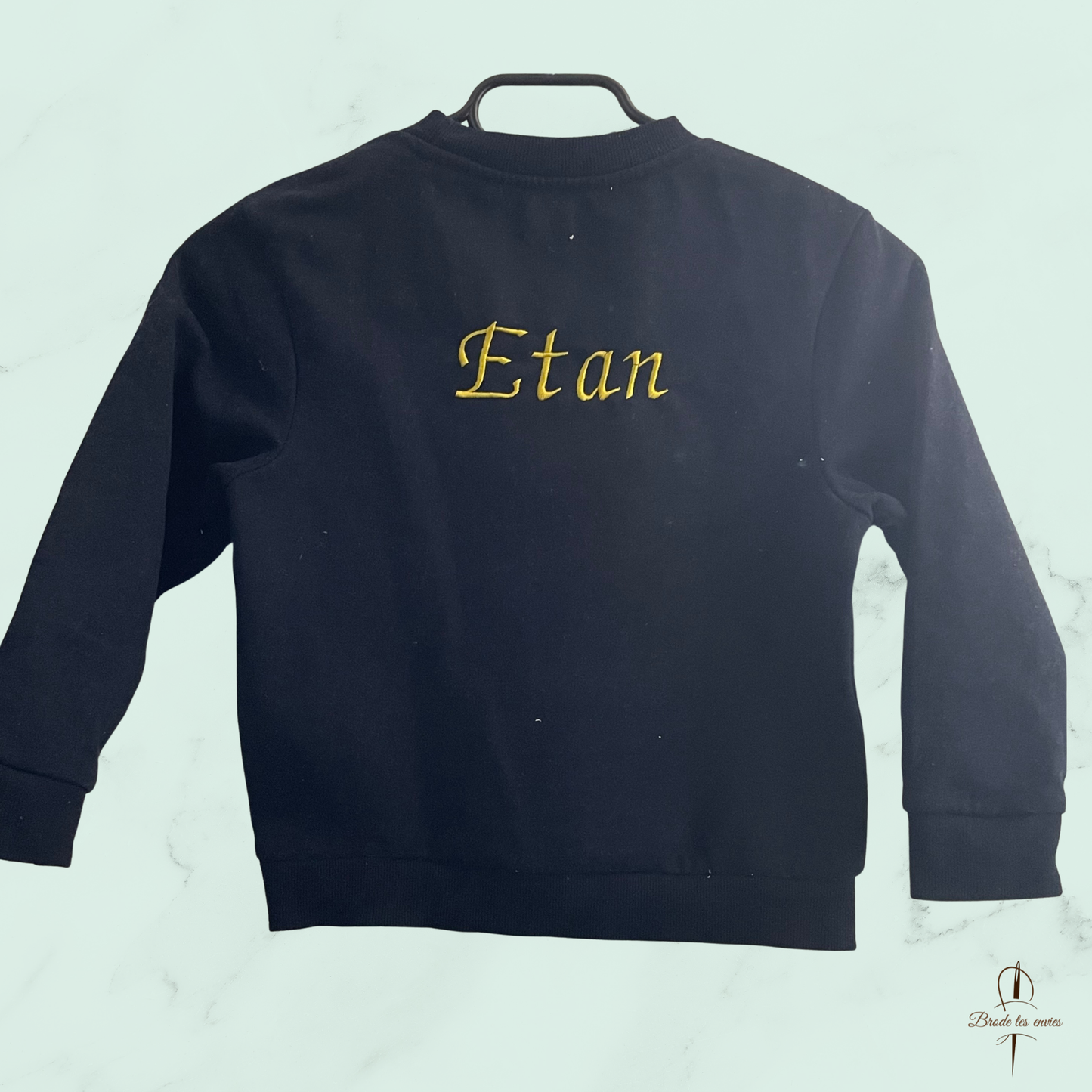 ✨ Un sweat noir unique et tendre