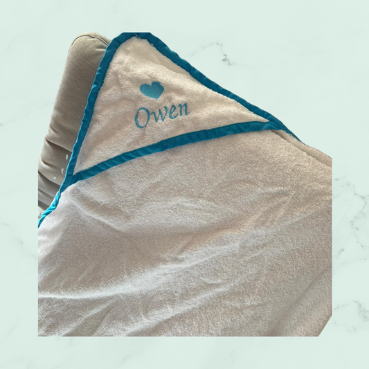 ✨ Une cape de bain douce - contour bleu