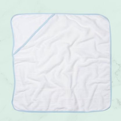 ✨ Une cape de bain douce - contour bleu