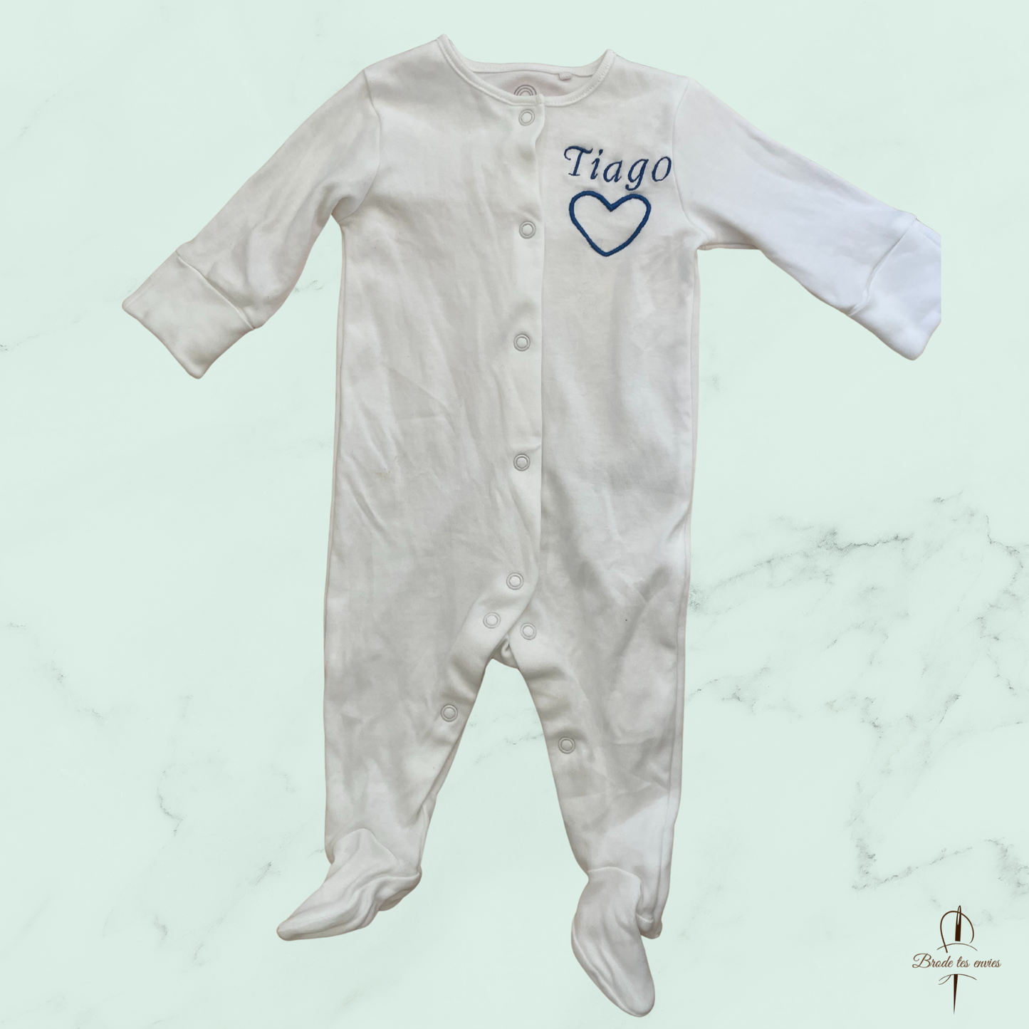 ✨ Son tout premier pyjama, brodé avec amour